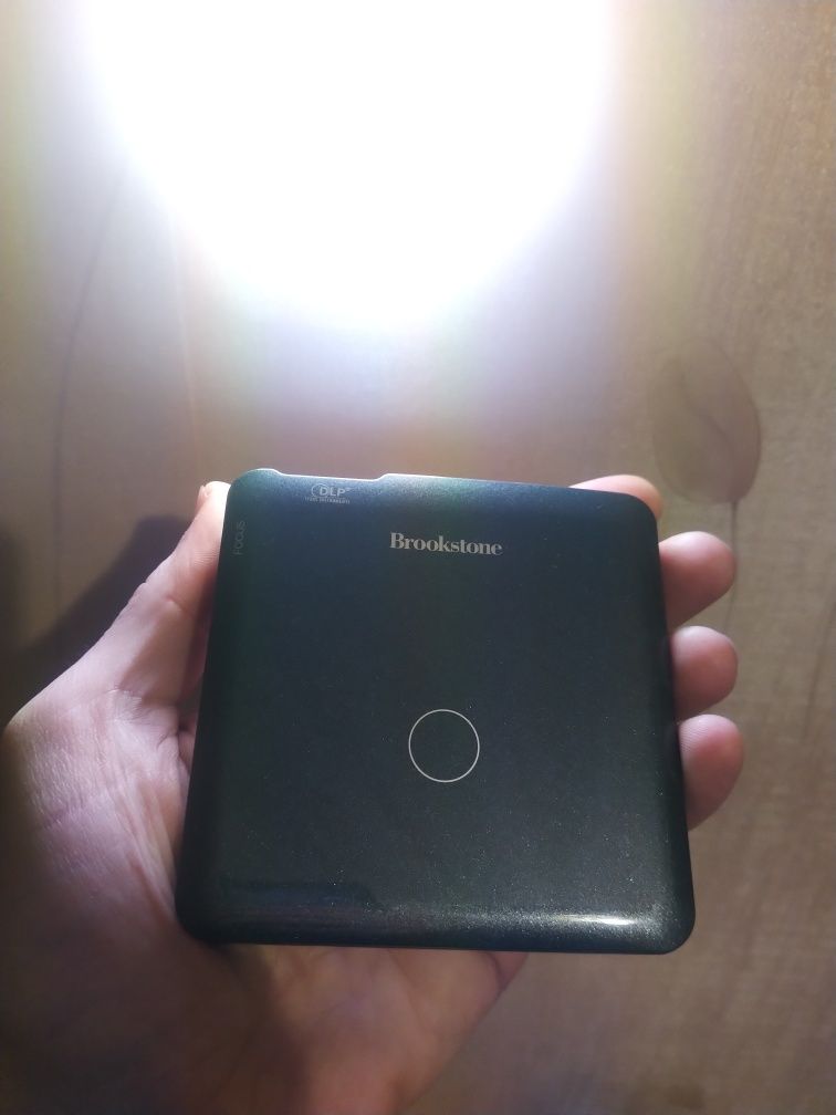 Проектор brookstone pocket projector USA (работа от батарейки до 2 ч)