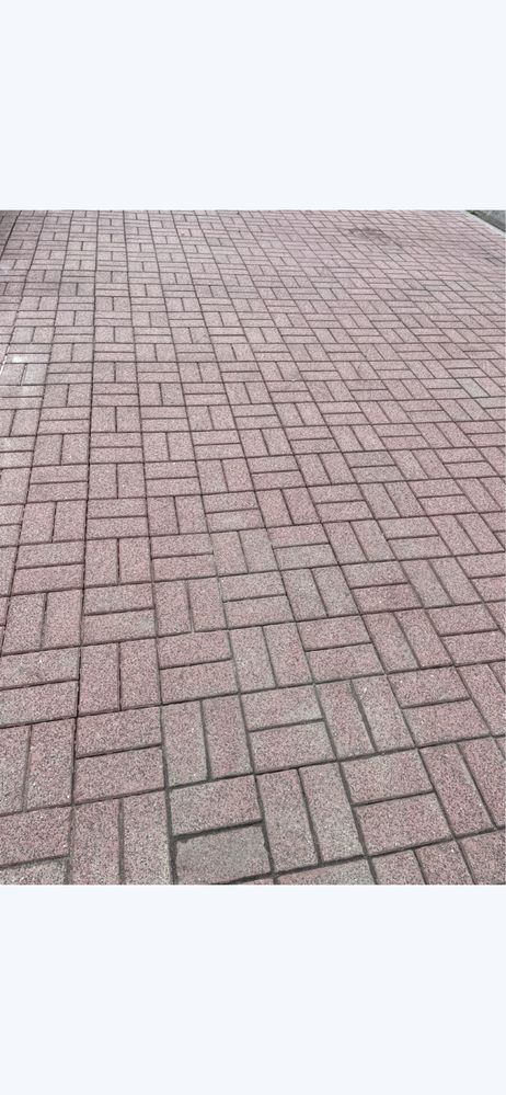 Profesjonalne czyszczenie kostki brukowej