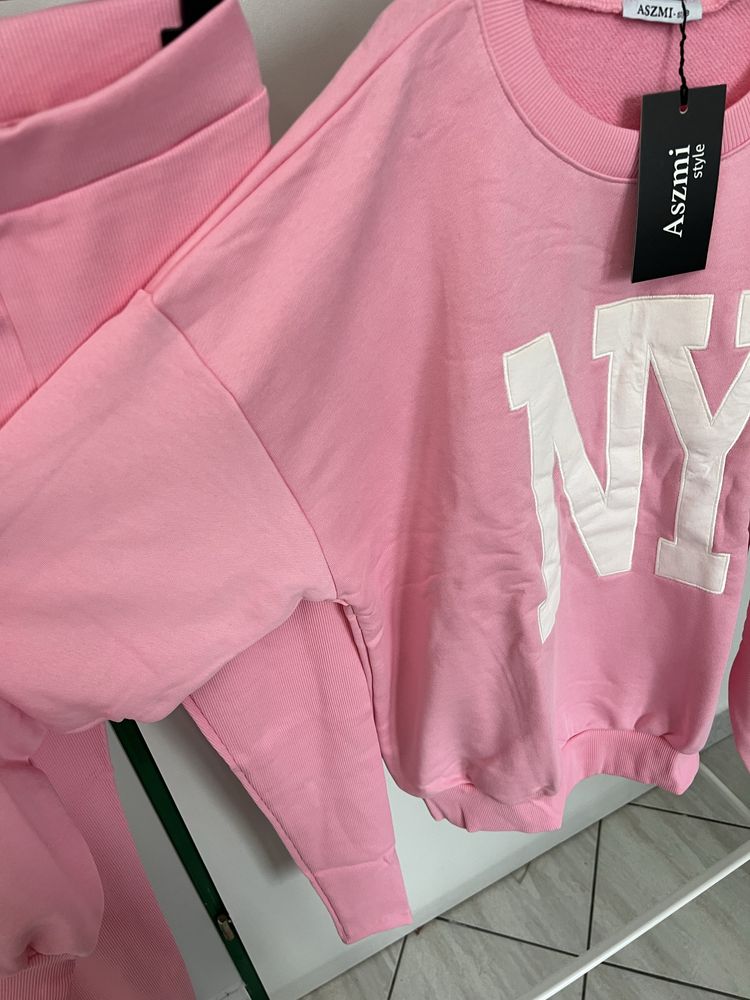 Dres damski NY na jesień pudrowy róż bluza oversize i legginsy prążek