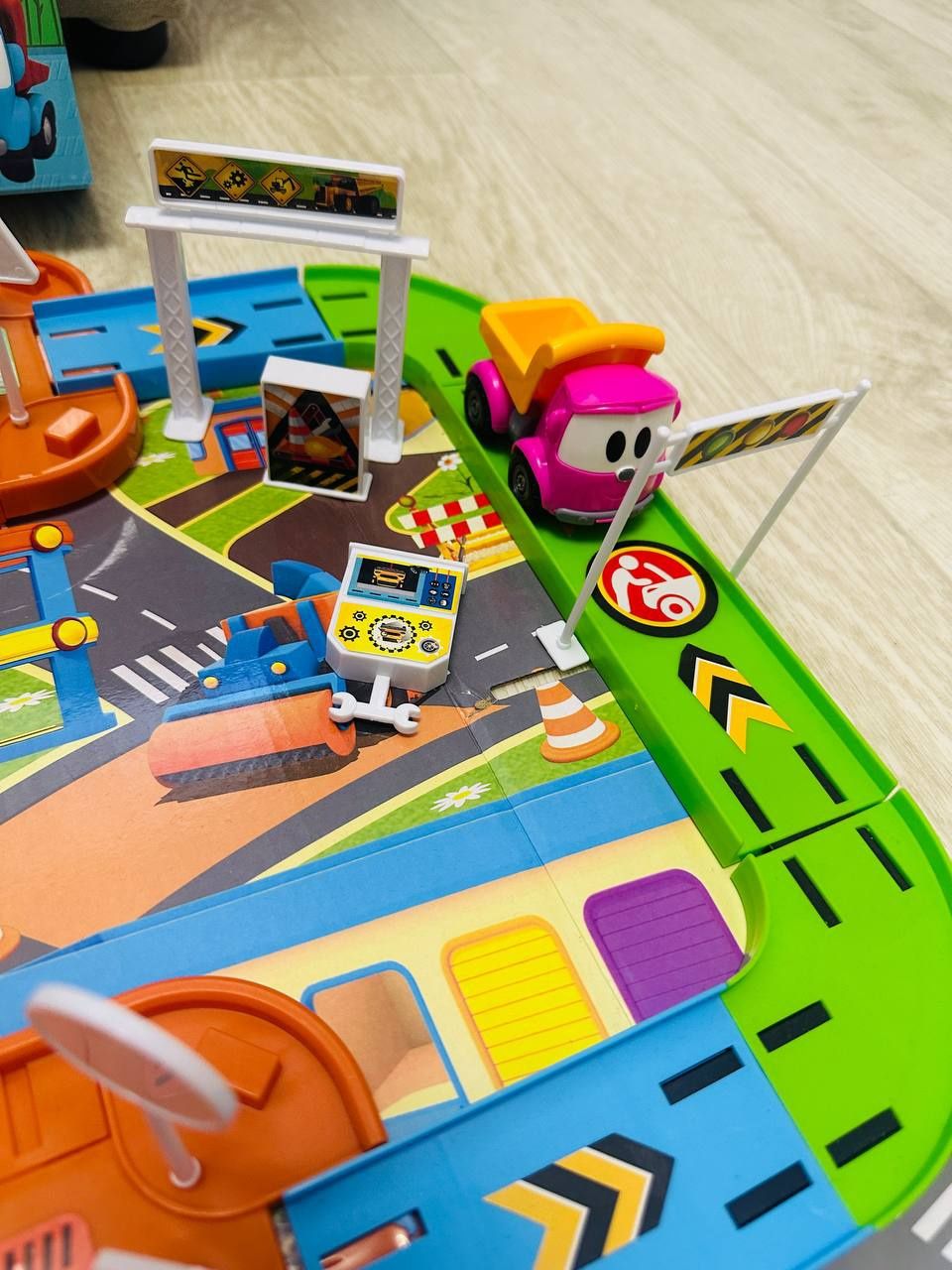Ігровий набір Star toys Паркінг «Вантажівка Лева та Лея»