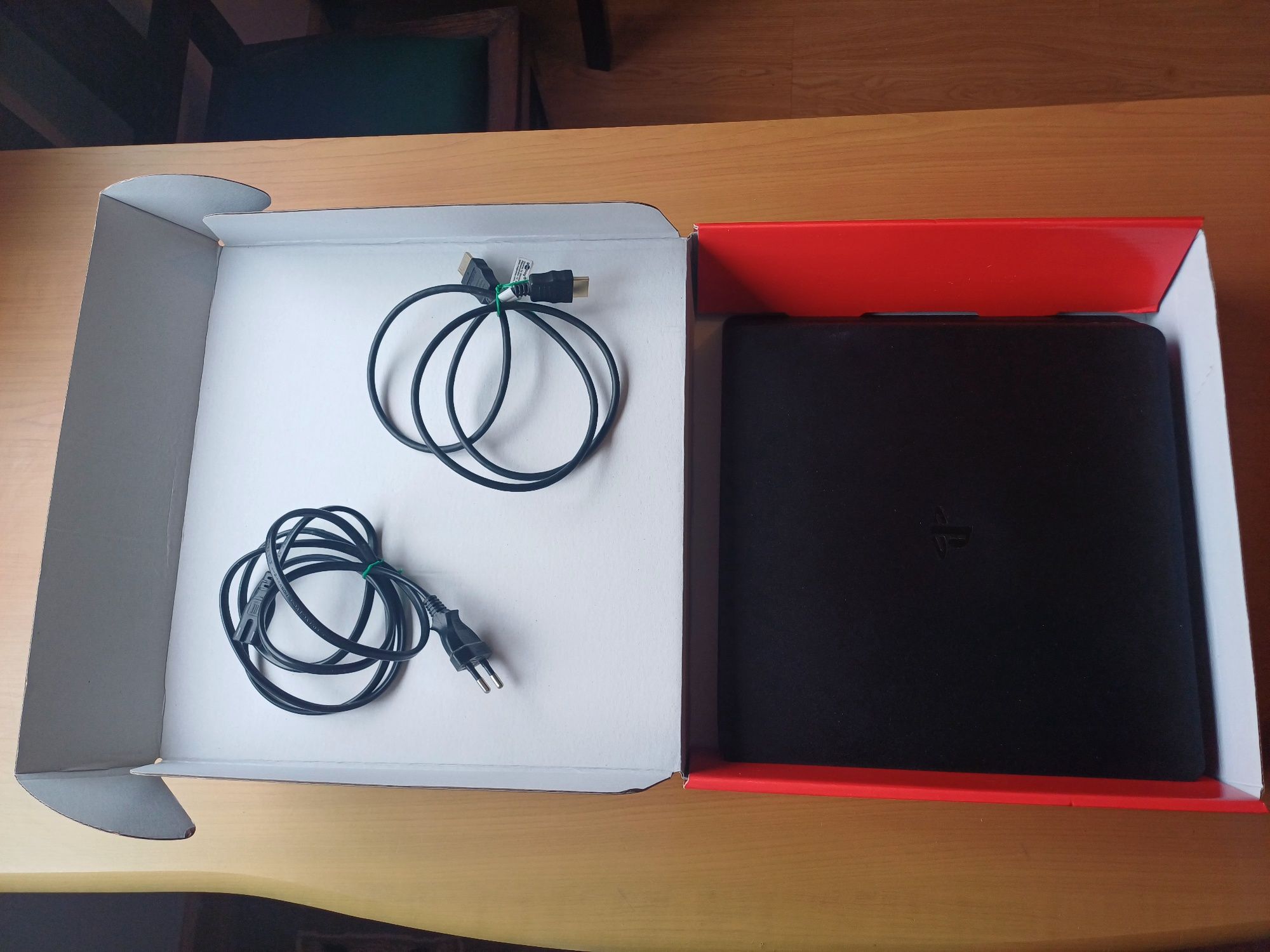 Playstation 4 sim + 2 comandos + 5 jogos