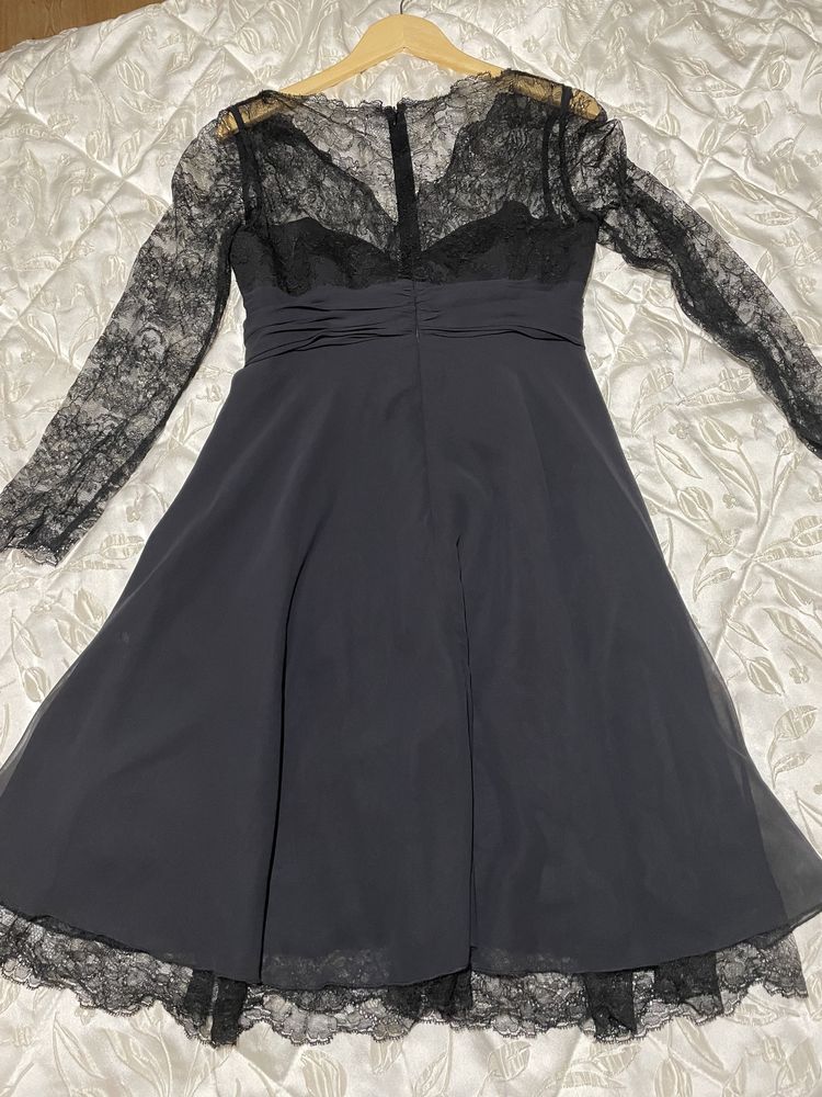 Vestido de cerimonia preto com rendas da Pronovias