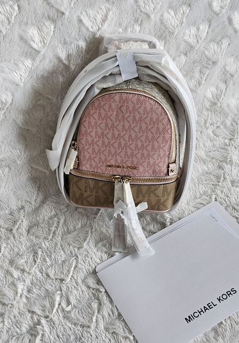 Sprzedam Piękny Nowy plecaczek Mini rhea firmy Michael Kors 

Plecacze