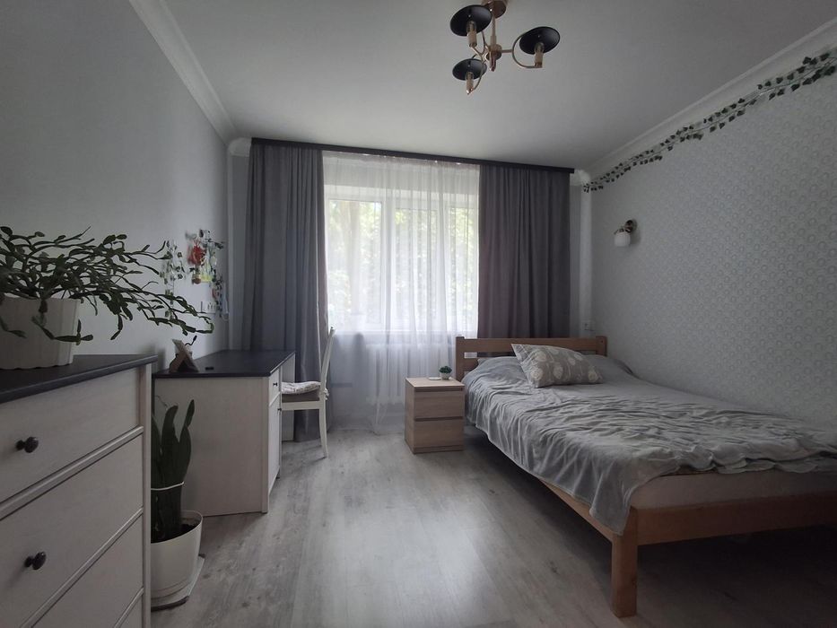 Продаж кімнати з новим ремонтом  на середньому поверсі