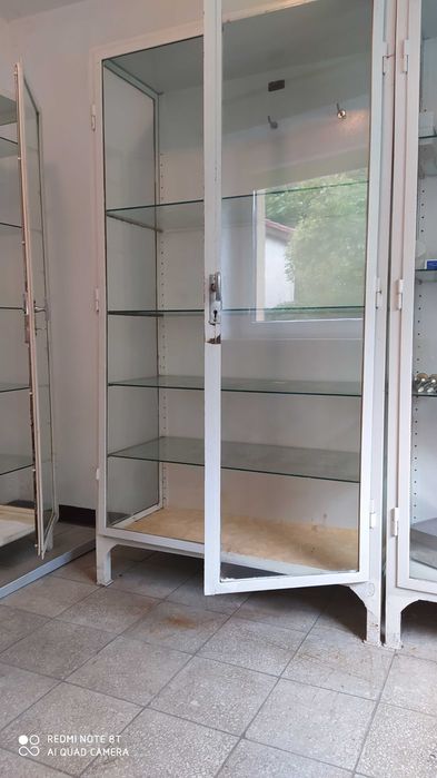 Witryny gabinetowe metalowe szklane.