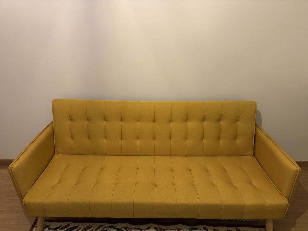 Sofá amarelo com abertura para sofá cama