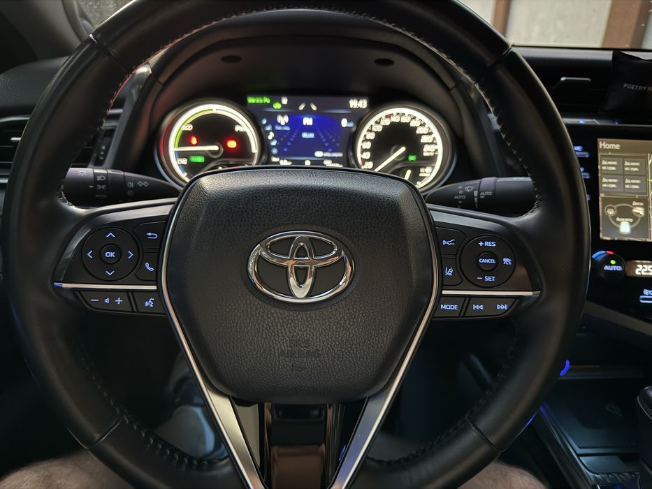 Оренда преміум авто -Toyota Camry 70 Hybrid