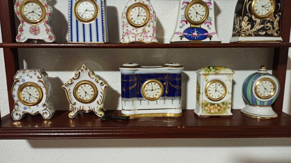 Coleção de 20 Relógios miniatura em porcelana com oferta de móvel