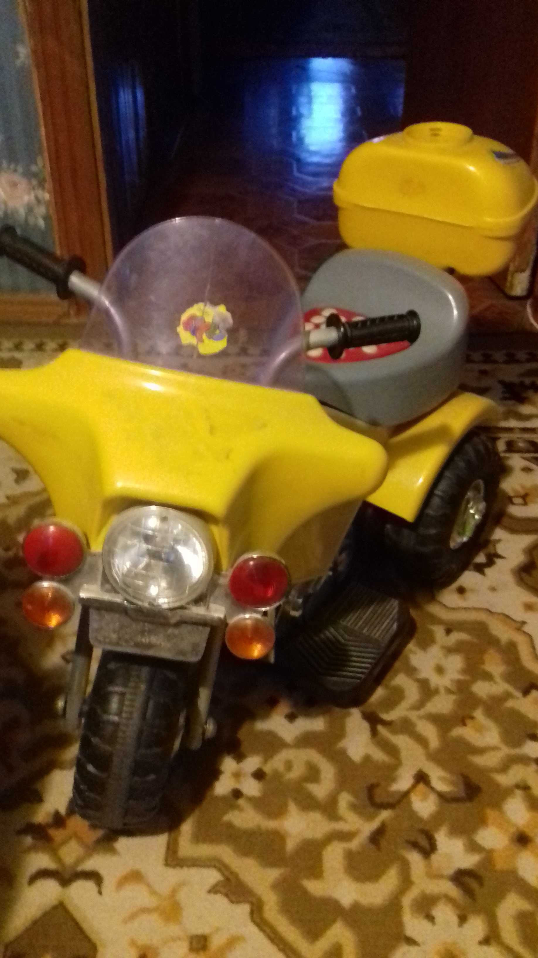Електромотоцикл на акумуляторі іграшка.