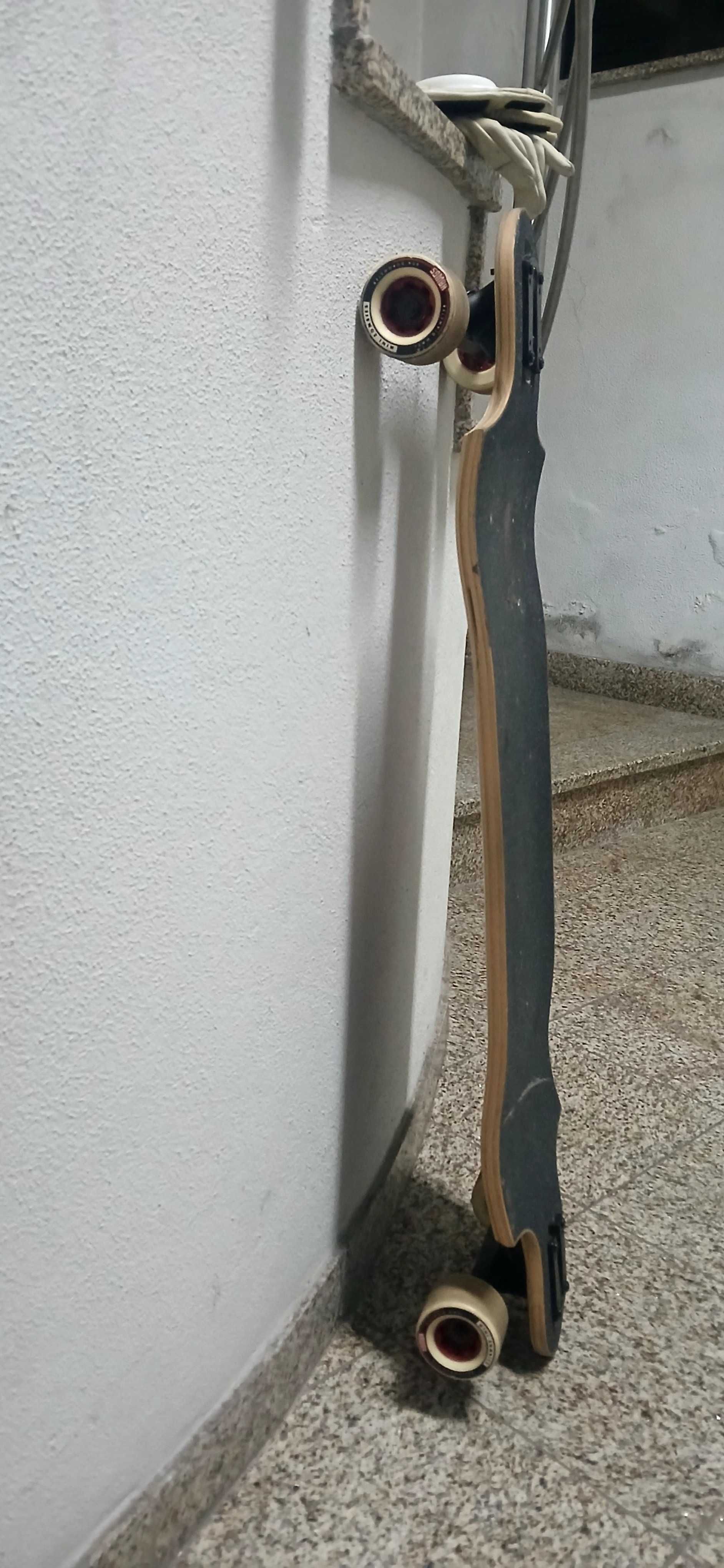 Landyachtz Switchblade 38'' Crown Peak Longboard and gloves