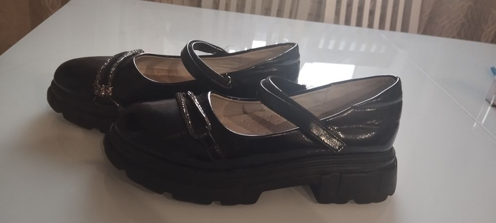 Продам шкільні лакові туфлі