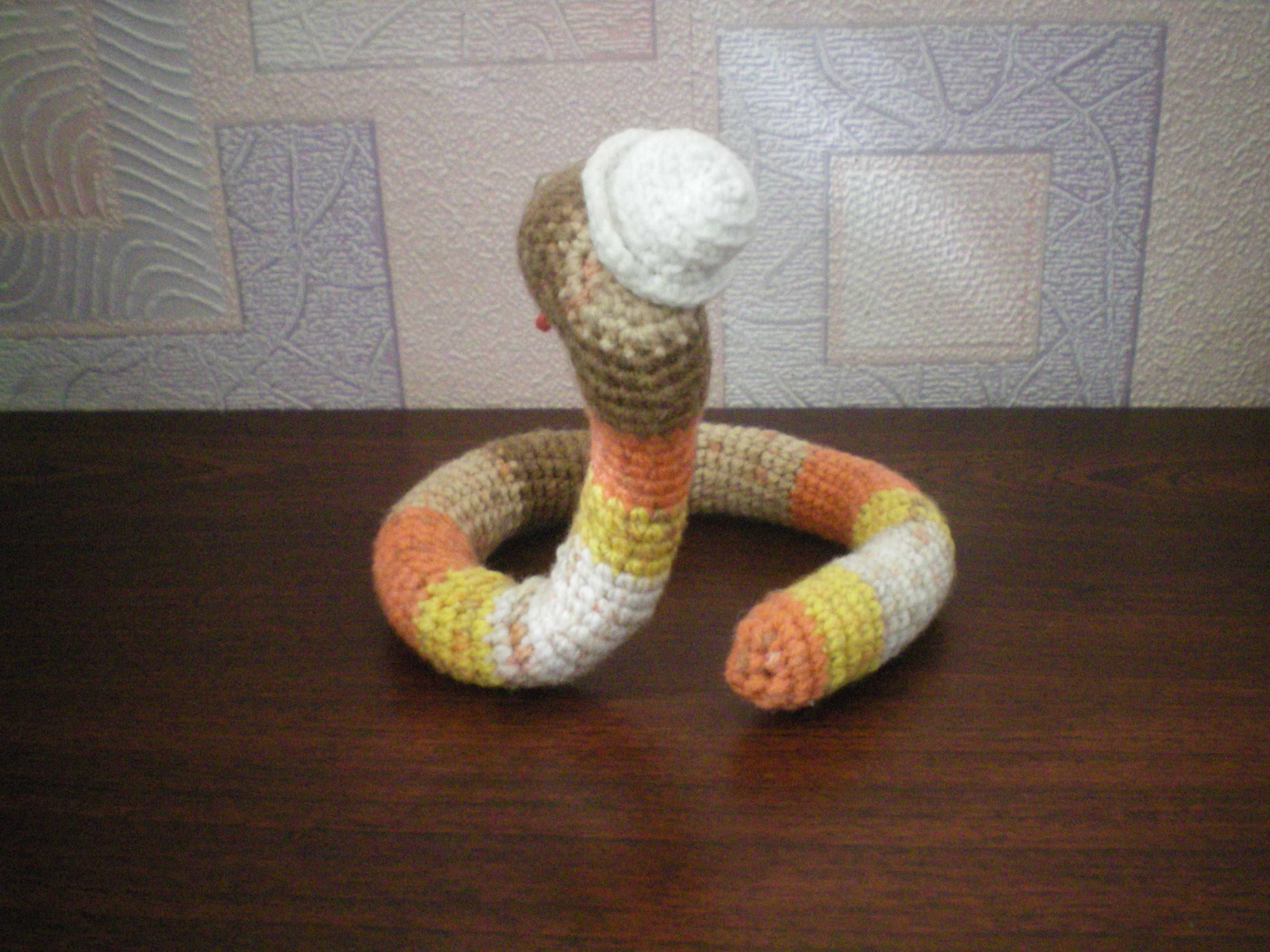 Игрушка мягкая вязаная Змея в шляпке