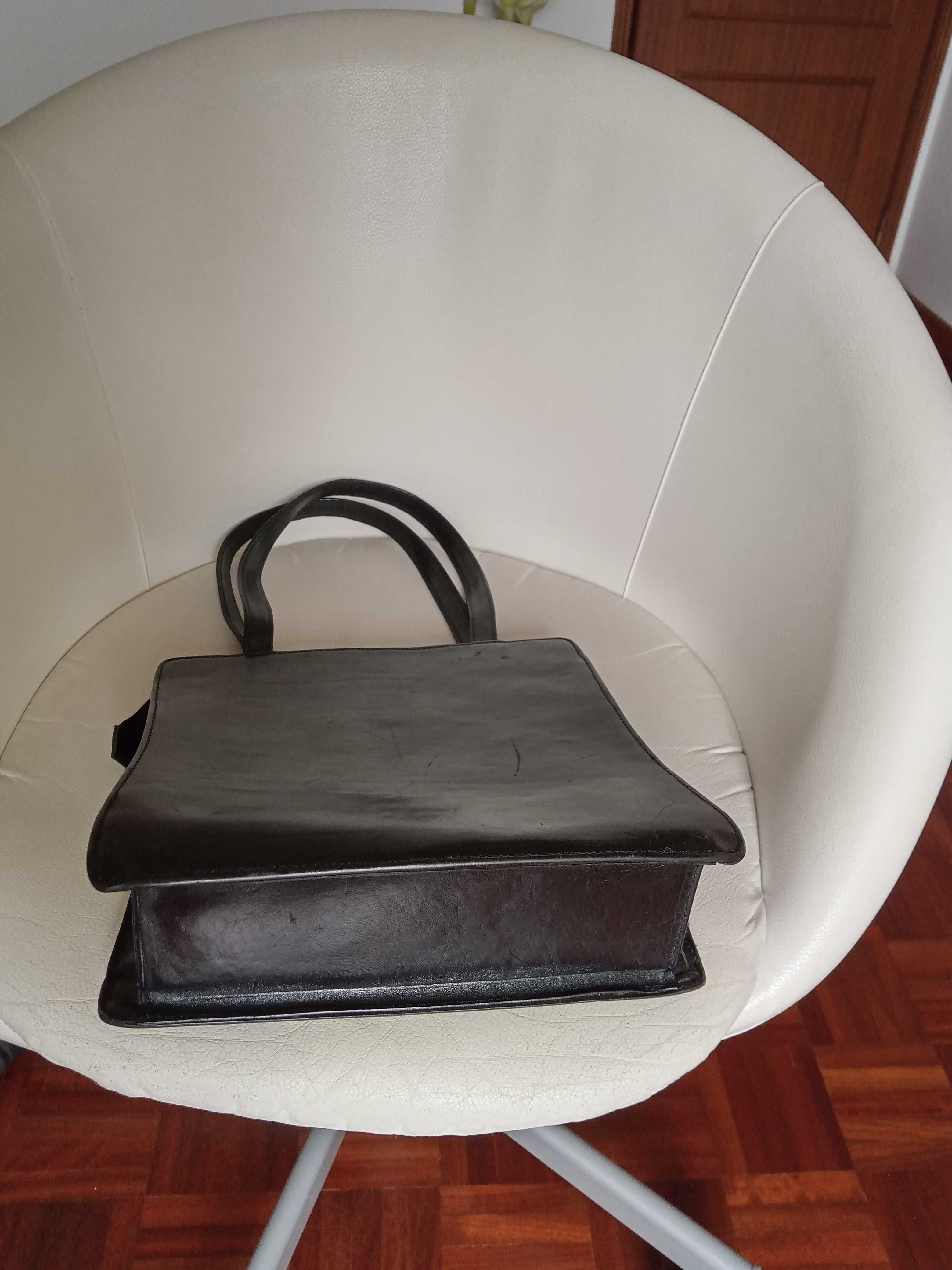 Bolsa preta em pele