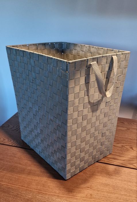 Cesta para roupa em cinza