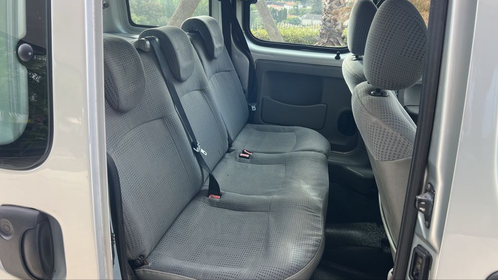 Renault kangoo 5 lugares  trato financiamento