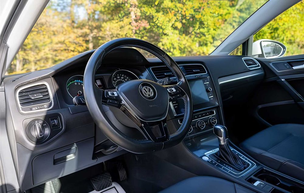 Volkswagen e-Golf      2017