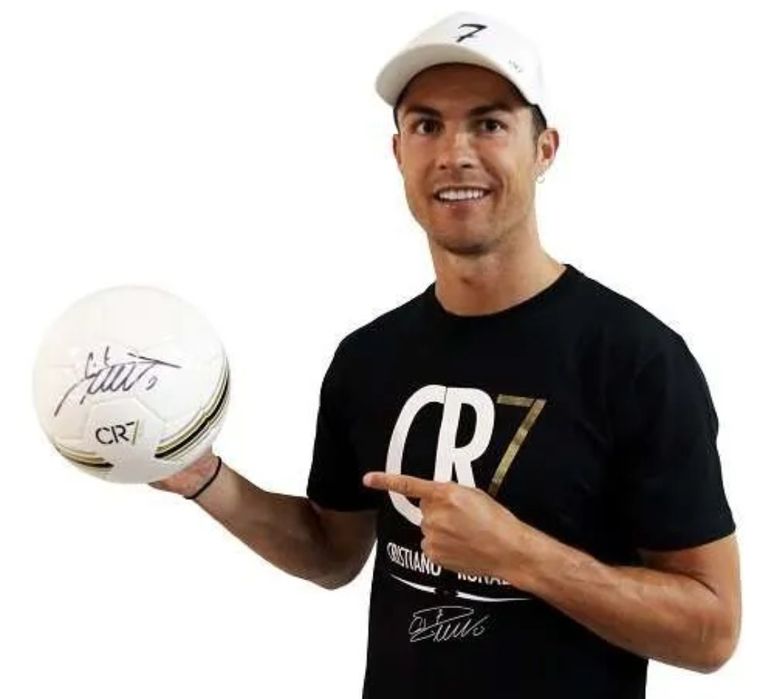 Bola autografada por Cristiano Ronaldo.