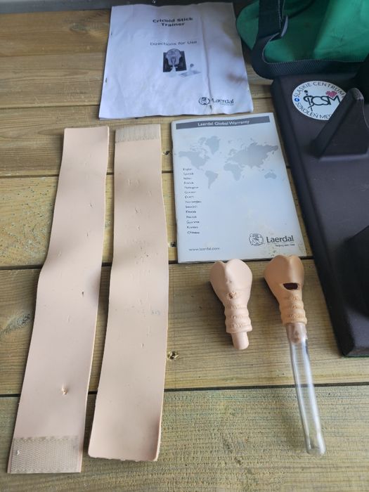 Laerdal Cricoid Stick Simulator trenażer do konikotomi i konikopunkcji
