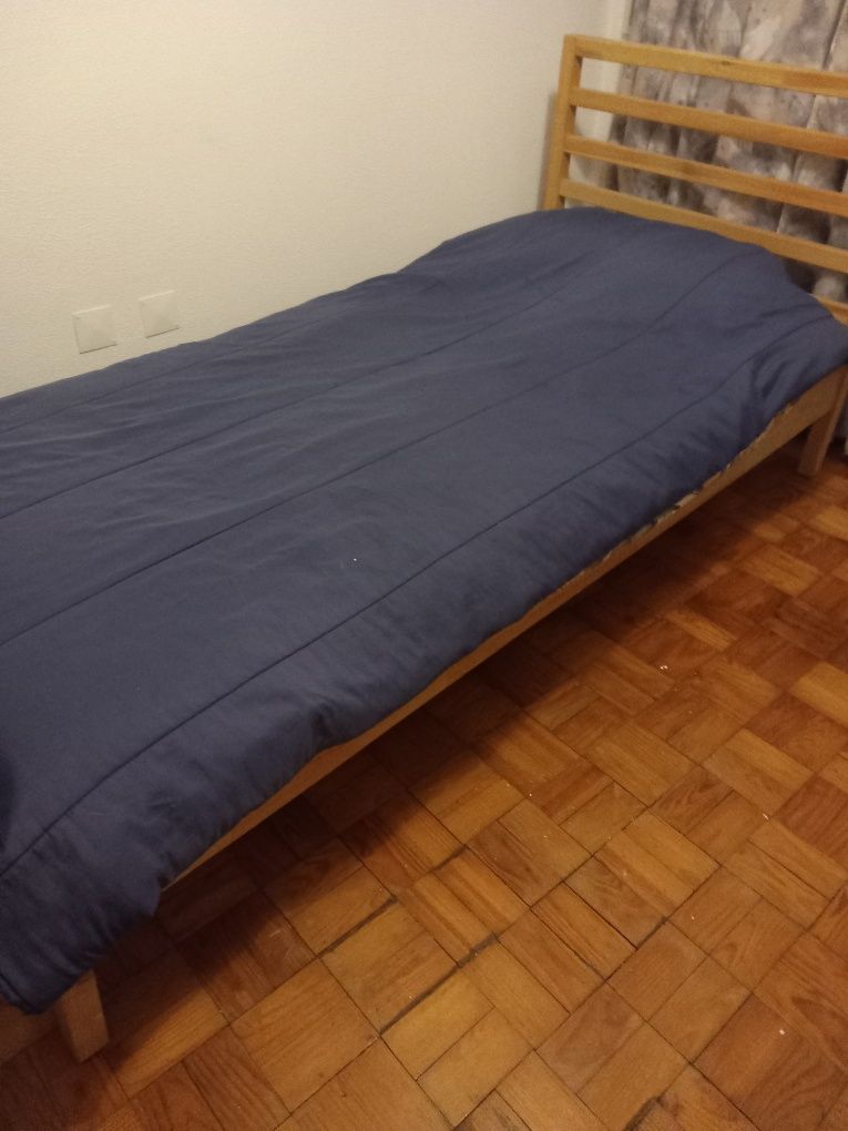 Cama de solteiro, com colchão  muito pouco uso.