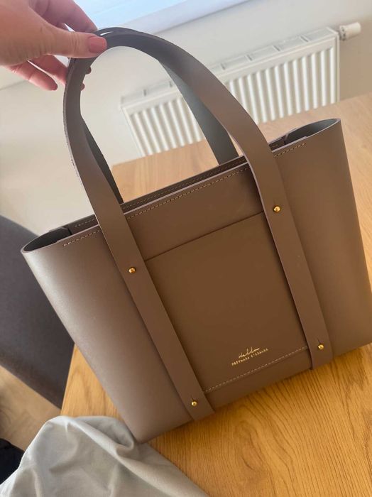 Torebka Przywara-Strzałka Hug Midi Taupe ze skóry naturalnej