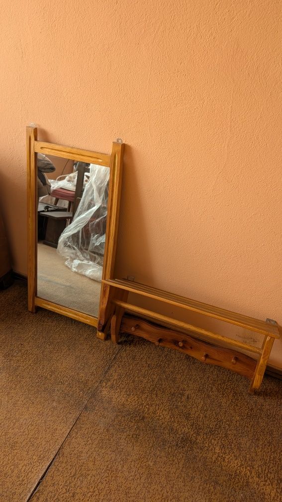 Lustro w oprawie drewnianej
