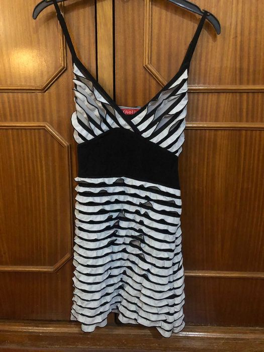 Vestido com folhos