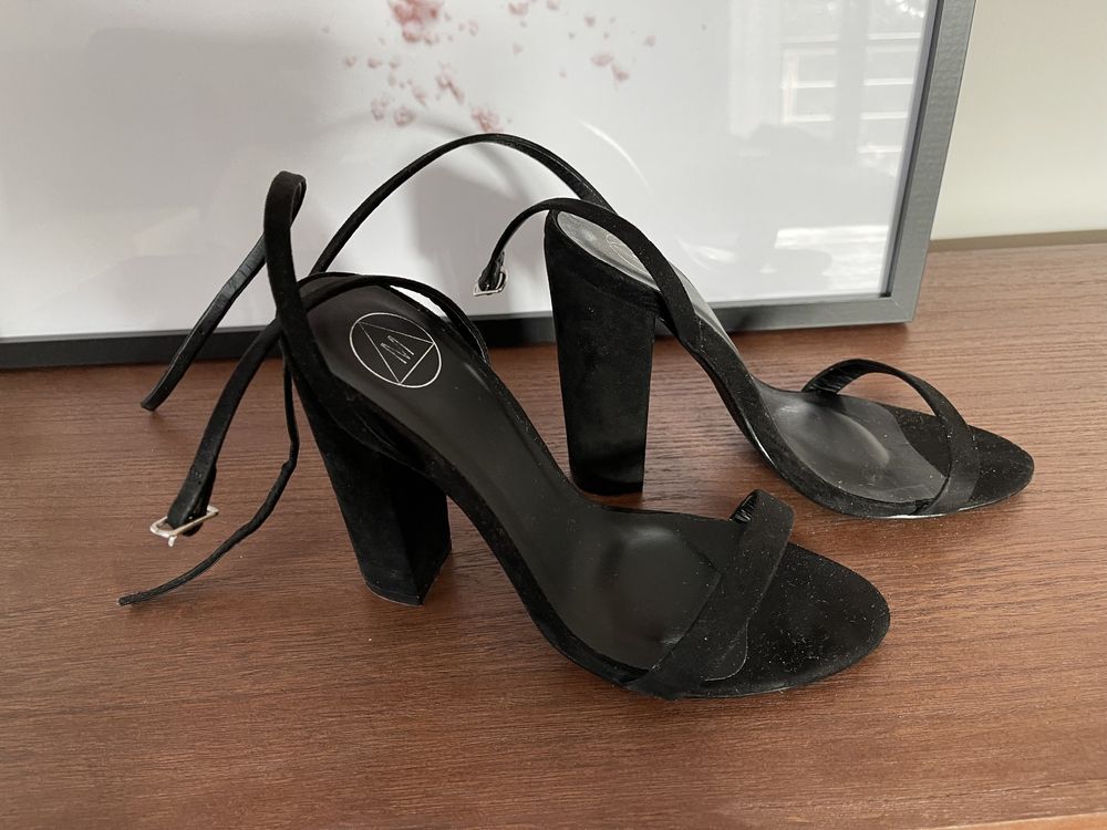 Buty na obcasie paski