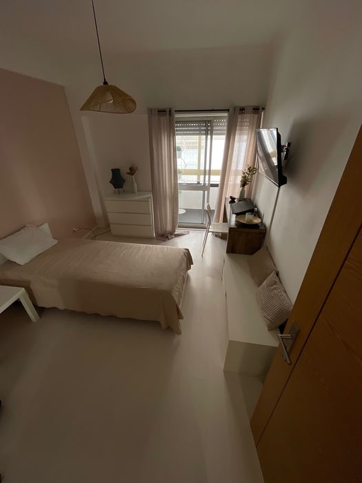 Quarto mobilado para arrendar