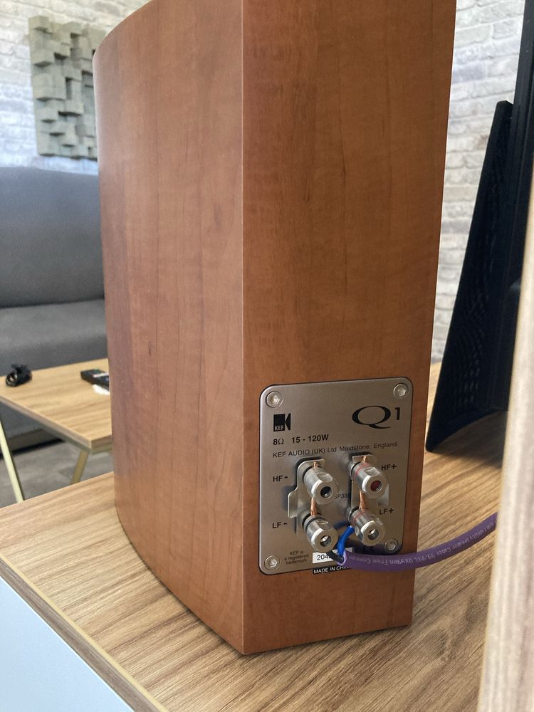 Kolumny podstawkowe Kef Q1