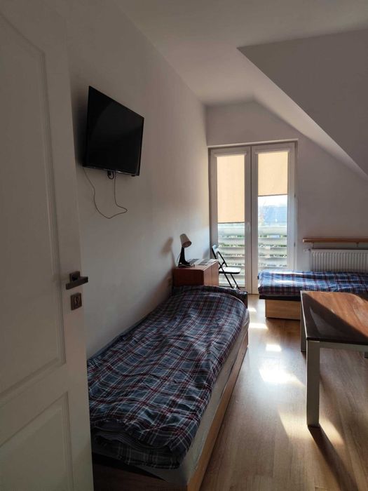 Kwatery pracownicze, 11 miejsc, 4 pokoje, internet, TV, 9 km od Błonia