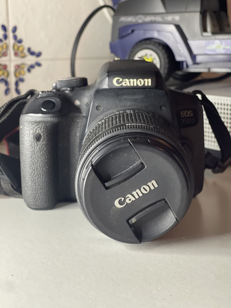 Máquina fotográfica Canon 750D
