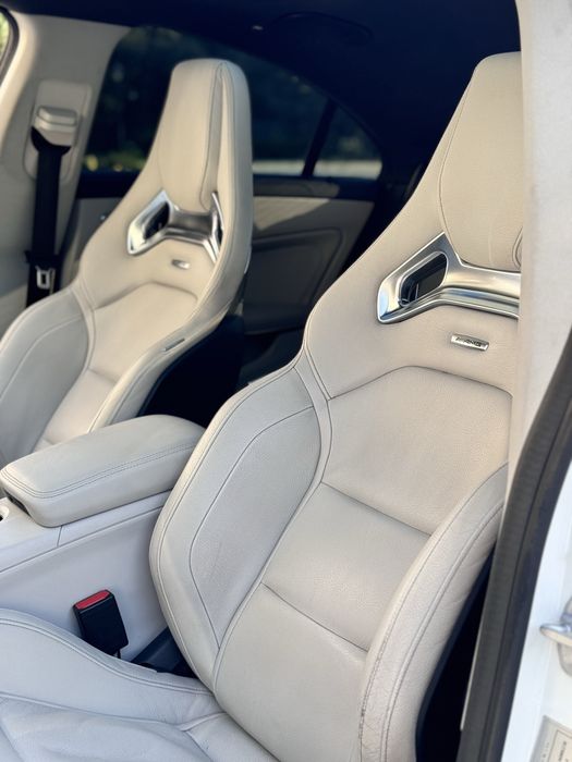 Auto do ślubu – Mercedes CLA 45 AMG z eleganckim kierowcą