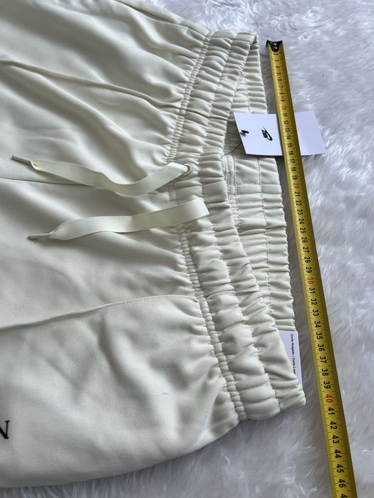 Piękne dresy śliskie spodnie Nike wiosenne w kant satynowe kremowe