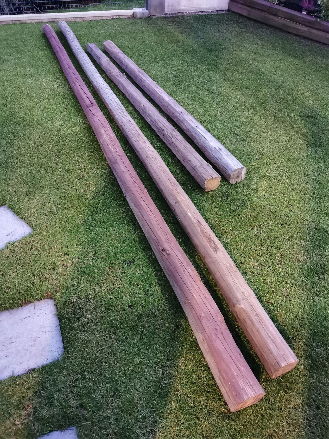 Stare belki ręcznie ciosane drewno