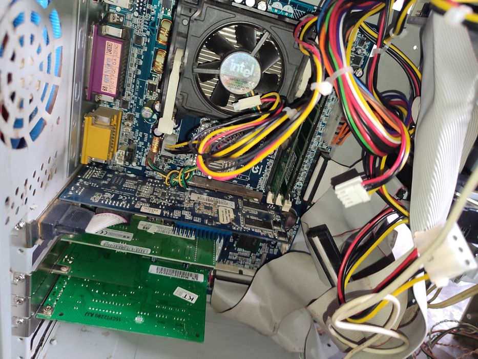 Komputer GIGABYTE GA-8IR533 grafika radeon 9200 muzyczna realtek