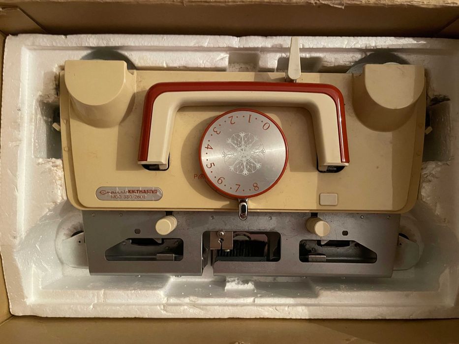 Máquina de tricotar Empisal knitmaster 360/260 K