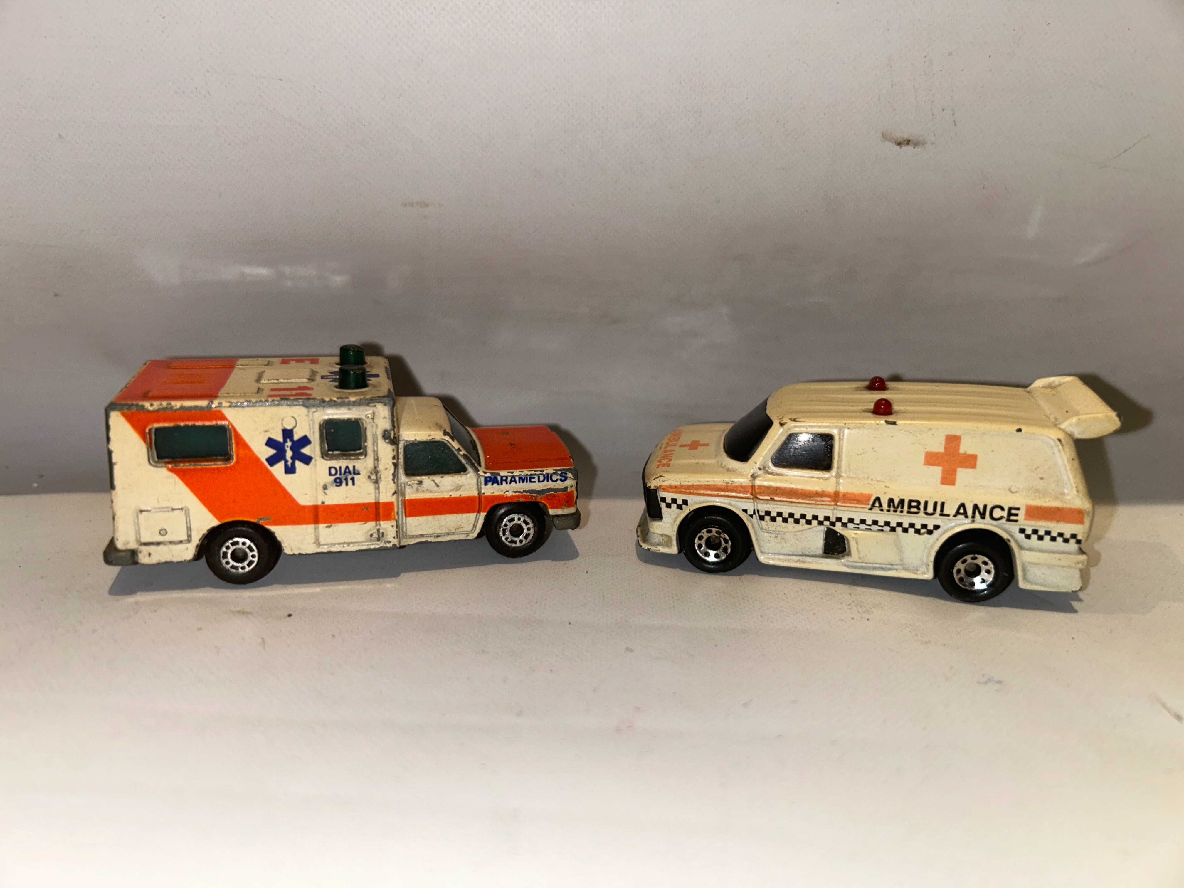 2 Stare samochodziki MATCHBOX Ambulance...