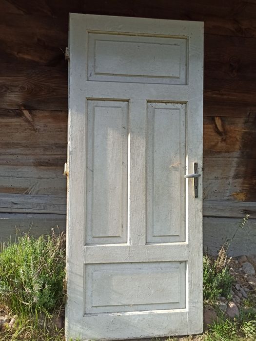 Drzwi zewnętrzne drewniane bez futryny.