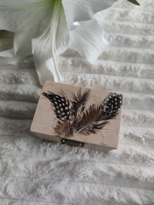 Mała drewniana szkatułka