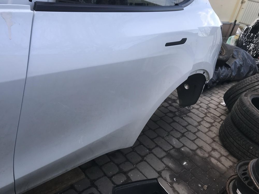 Двері tesla model Y