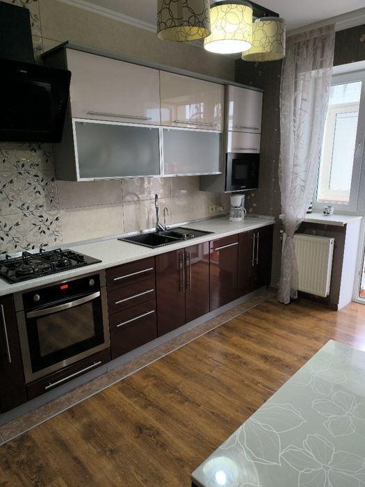 ЛЮКС . .Недалеко від центру. Біля медичного університету ім.