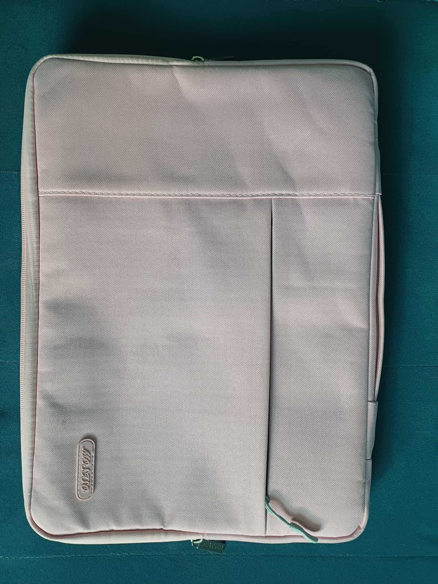 Różowa torba na laptopa