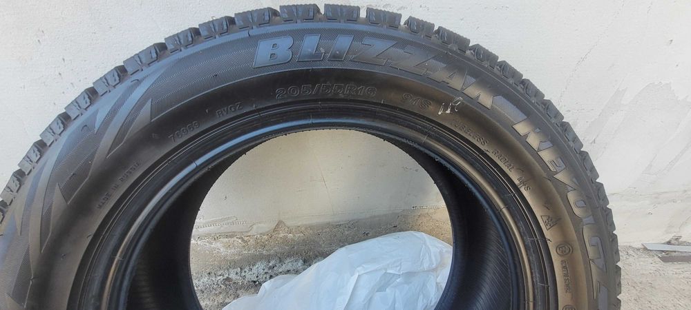 Зимова гума bridgestone blizzak 205/55/16