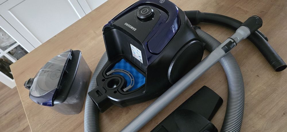 Mocny solidny bezworkowy odkurzacz SAMSUNG o mocy 700W.