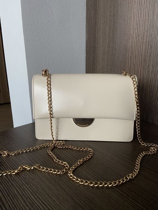 Маленька кремова сумка на ланцюжку