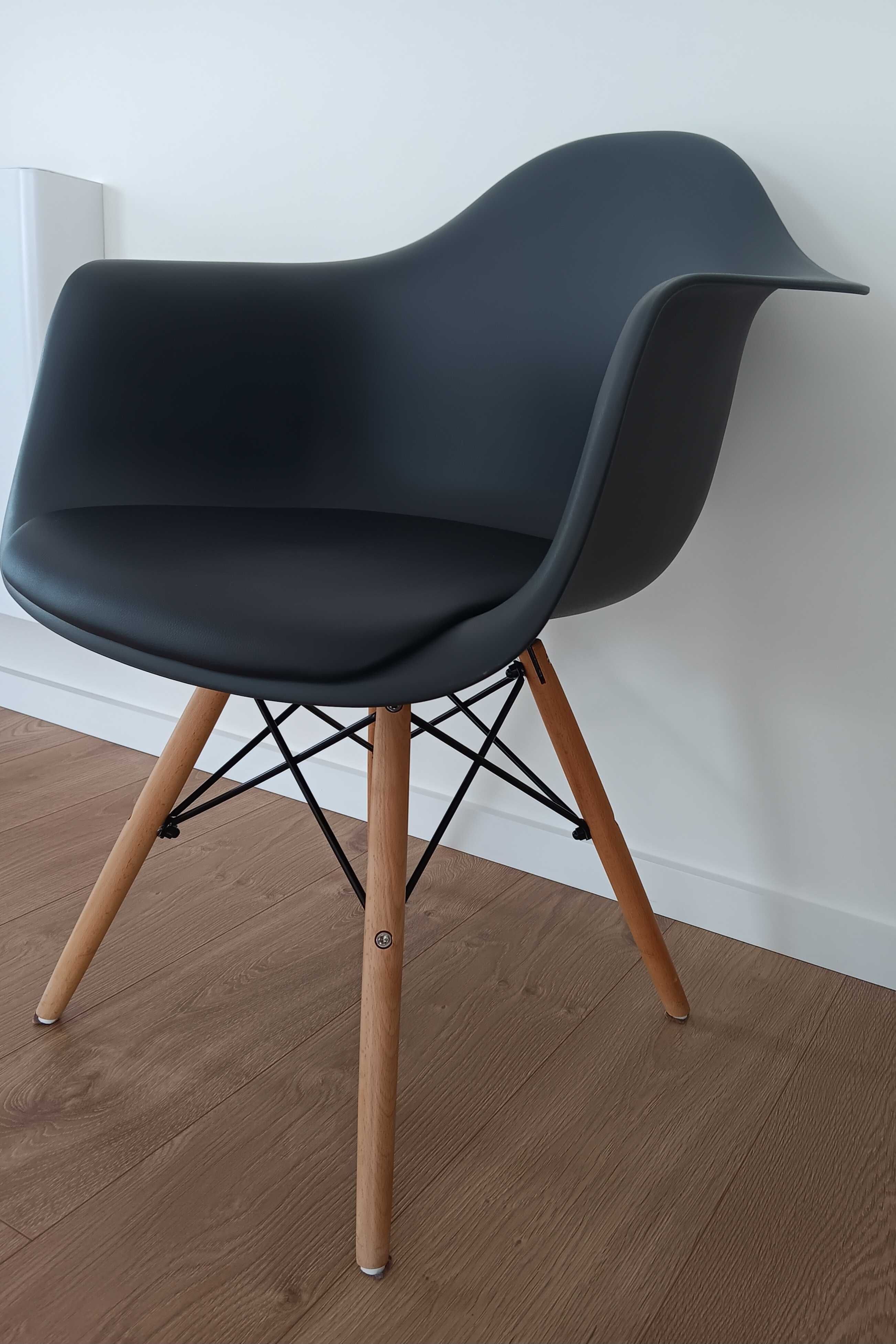 Seis Cadeiras cinza estilo nórdico, com braços