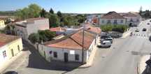 Moradia Isolada + 2 areas comerciais e jardim