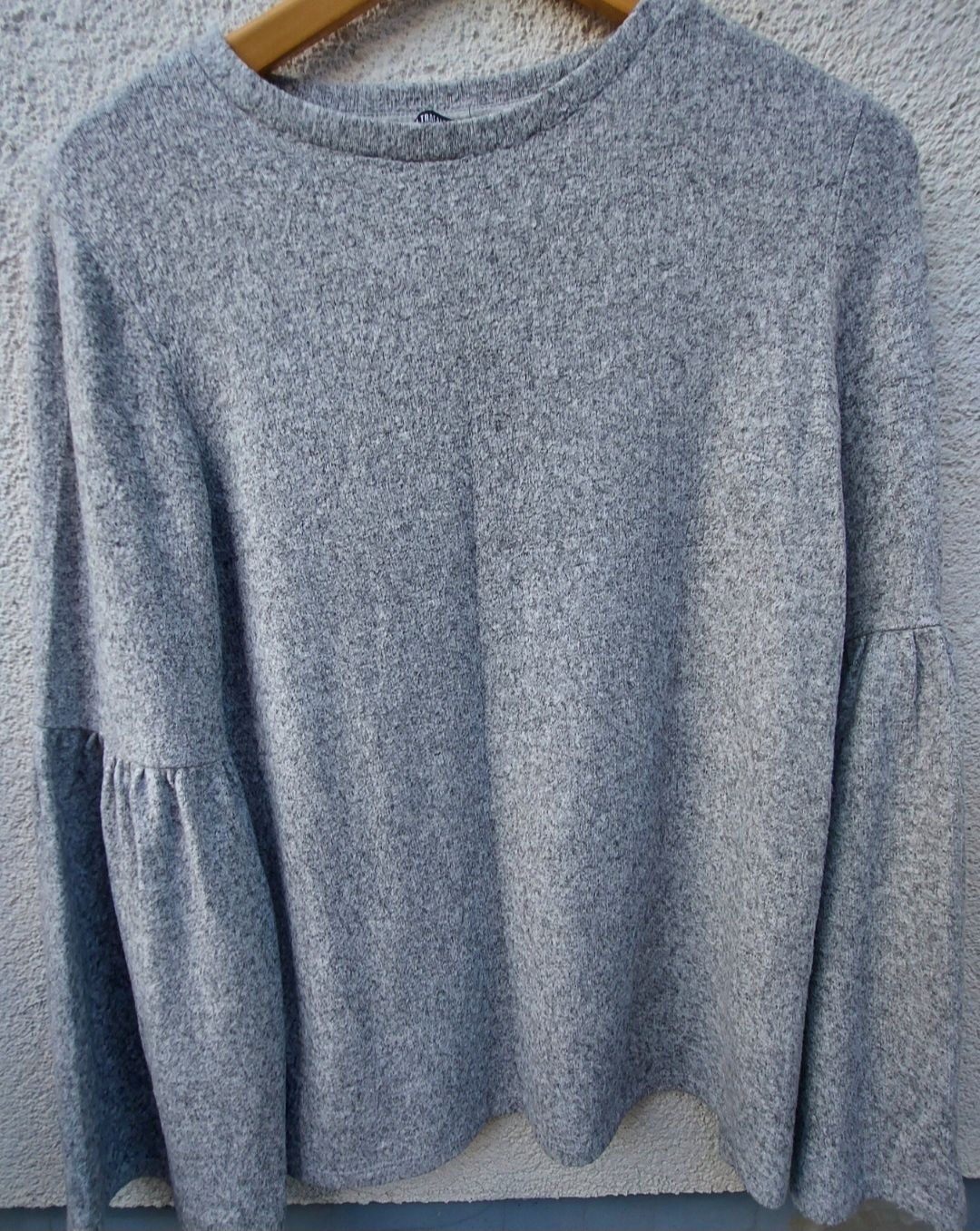 Sweter szary Zara z szerokimi rękawami rozmiar S/M