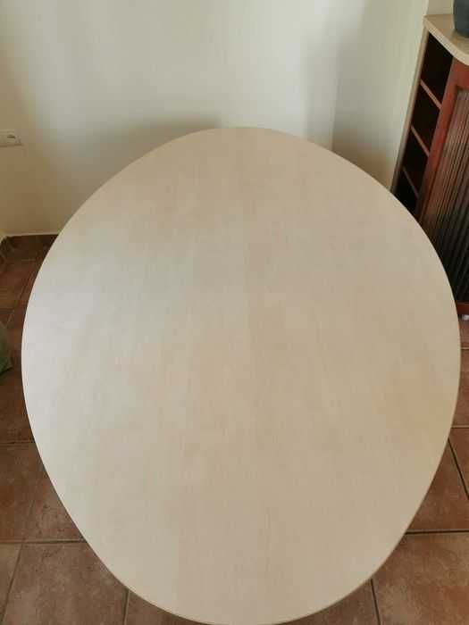 Duży owalny stół na aluminiowych nigach