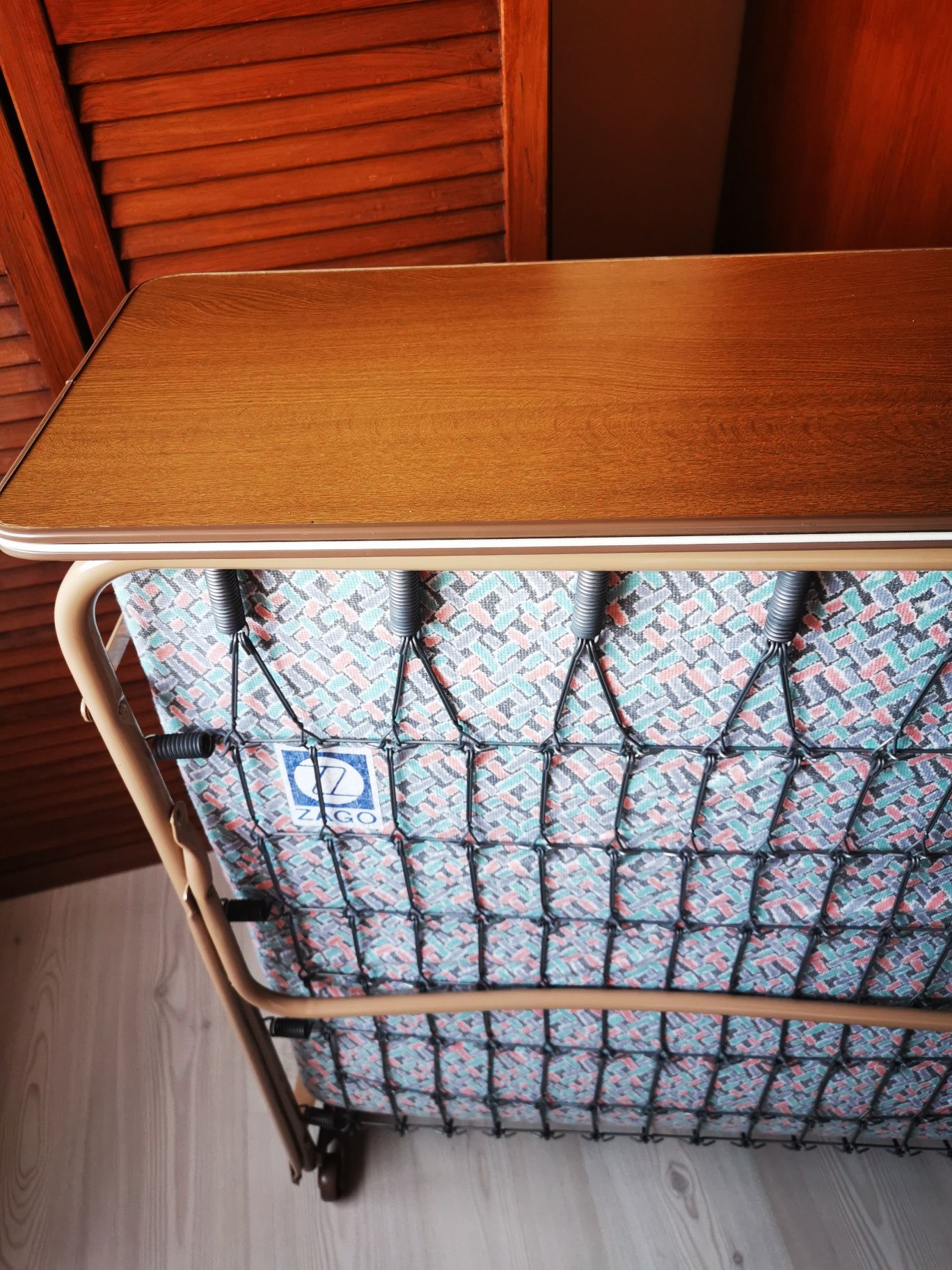 Cama dobrável solteiro com móvel feito  à medida em pinho